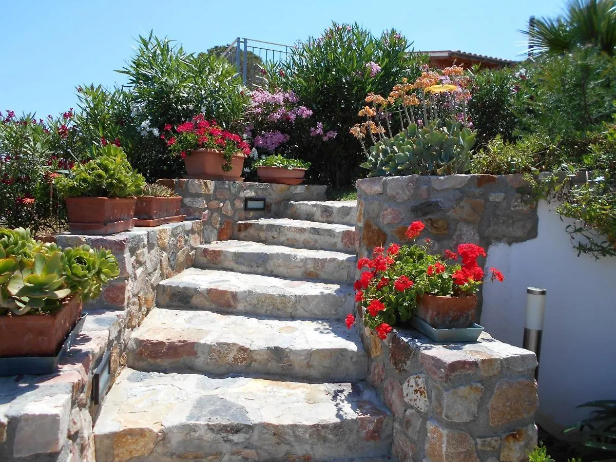 Apartment In Villa 2 To 4 Persons With Large Private Garden Sole Каполивери Италия