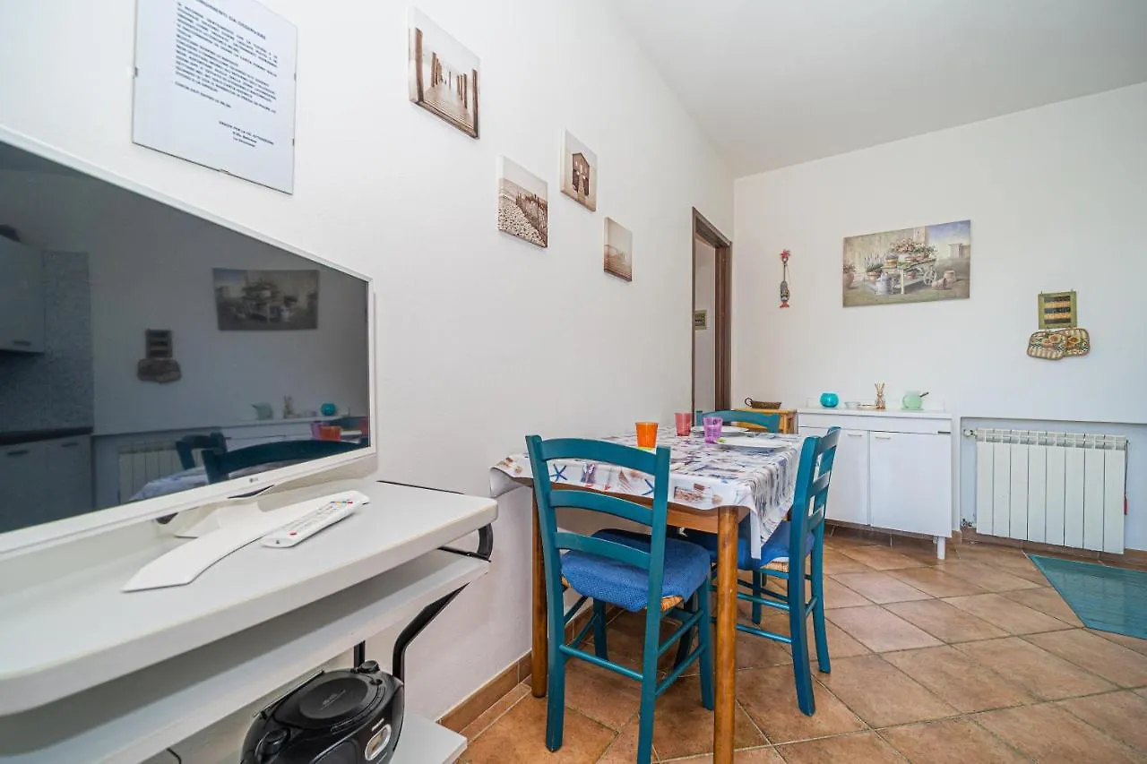 Apartment In Villa 2 To 4 Persons With Large Private Garden Sole Каполивери Италия