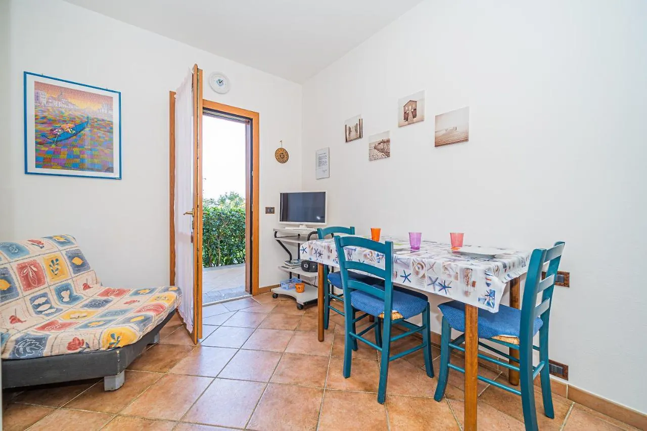 Apartment In Villa 2 To 4 Persons With Large Private Garden Sole Каполивери 0*,  Италия